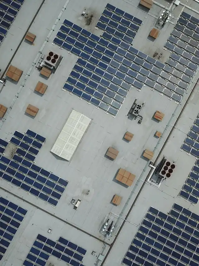 Vista cenital de una cubierta industrial cubierta de módulos fotovoltaicos