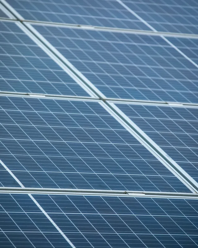 Detalle en diagonal de las células de un módulo solar fotovoltaico